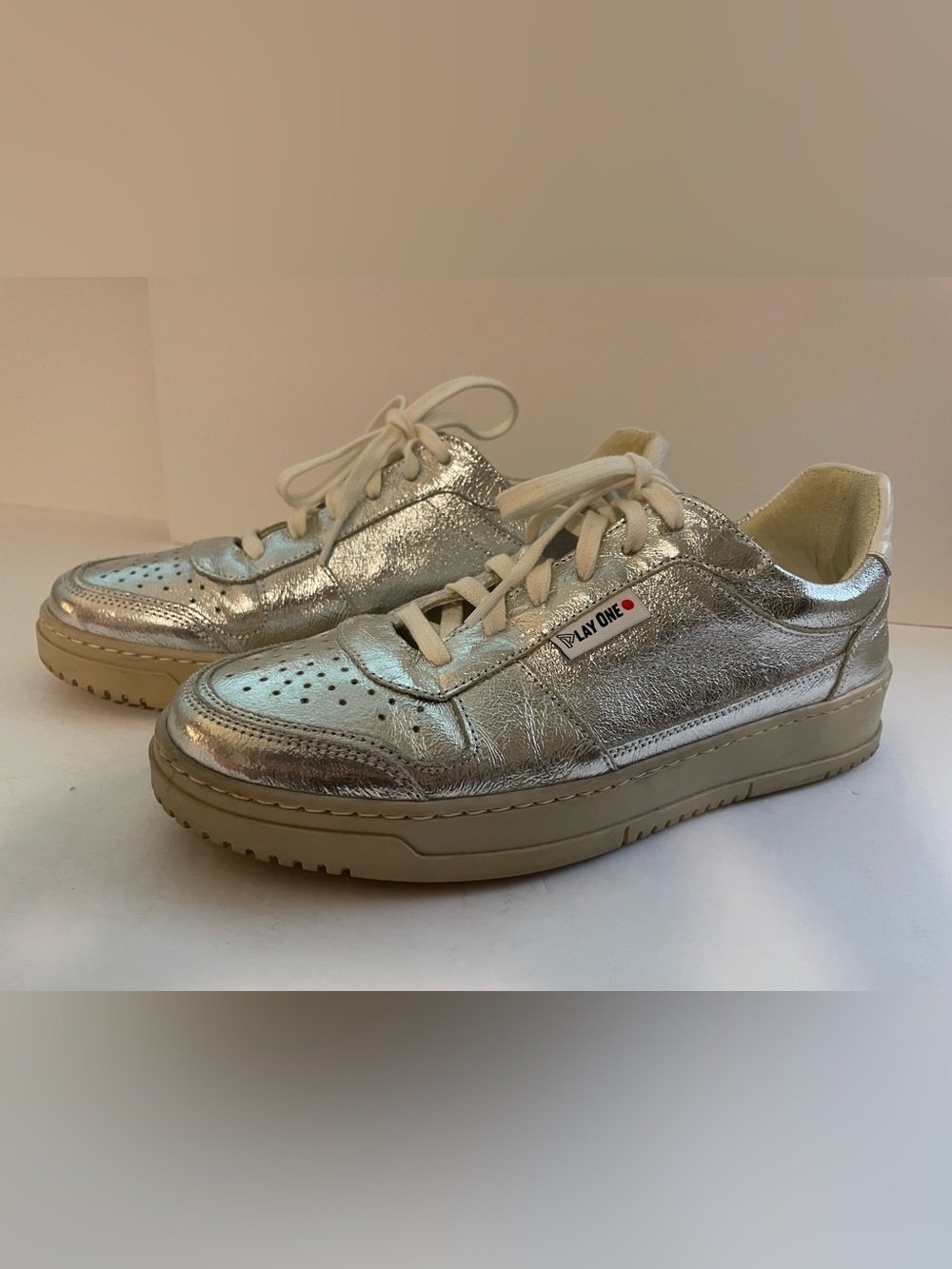 Women's Metallic Silver Low-Top Leather Sneakers, size 9